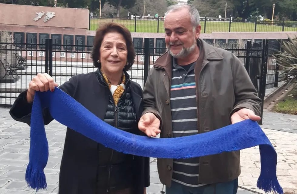 Julieta Gargiulo y Miguel Ángel Courtade muestran la bufanda de Malvinas.