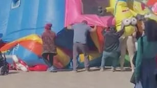 Video: un castillo inflable se soltó y volaron niños por los aires, hay varios heridos y dos niñas grave