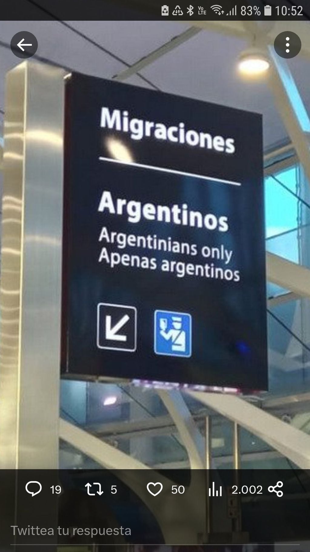 El cartel que confundió a los argentinos se encuentra en el área de Migraciones. Foto: Captura de twitter