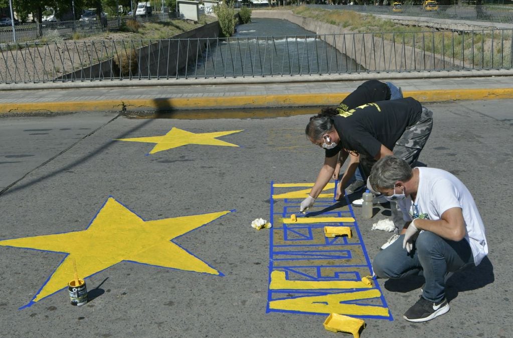 Ángel Kruk, papá de Agustín y Abril -quienes murieron tras ser atropellados en la Costanera de Mendoza en 2018- repintó las estrellas amarillas de sus hijos. Foto: Orlando Pelichotti / Los Andes.
