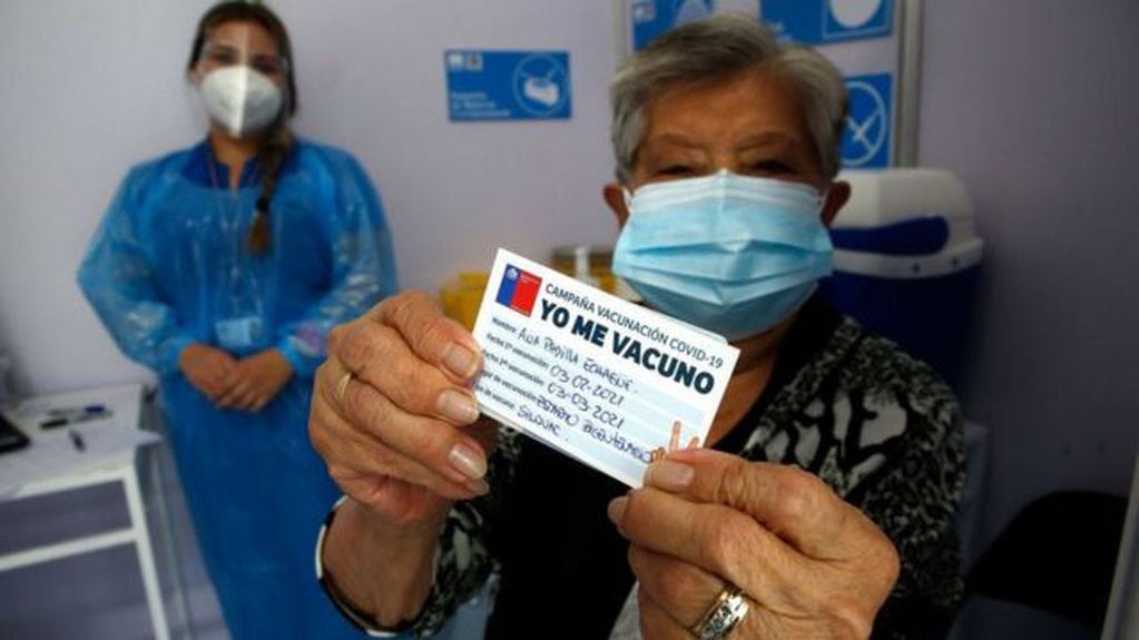 Más del 80 % de la población ya está vacunada contra el coronavirus en Chile, por eso el gobierno decidió levantar las restricciones.