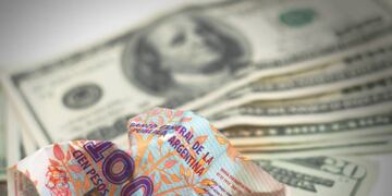 Dólar y pesos argentinos
