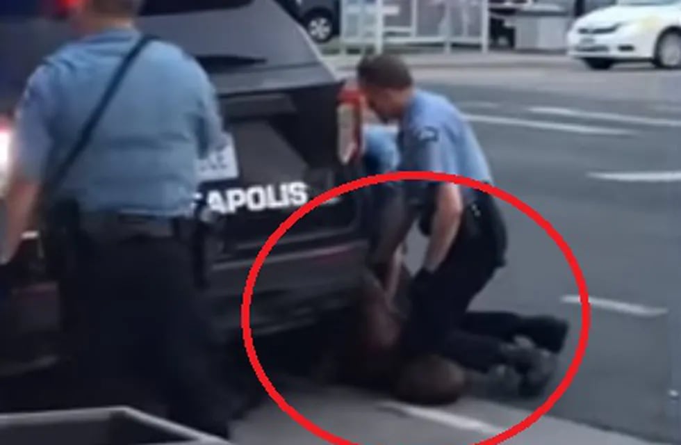 Indignación en EE.UU.: filmaron a 4 policías deteniendo a un afroamericano que luego murió