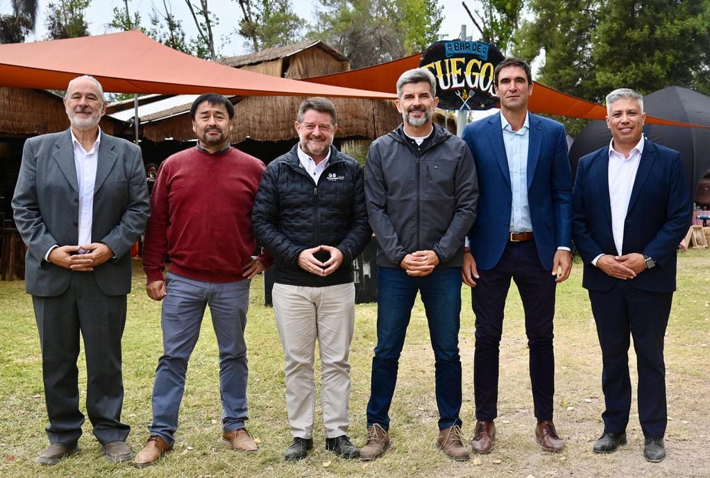 Jefes comunales de todos los partidos se fotografiaron juntos en Chile.