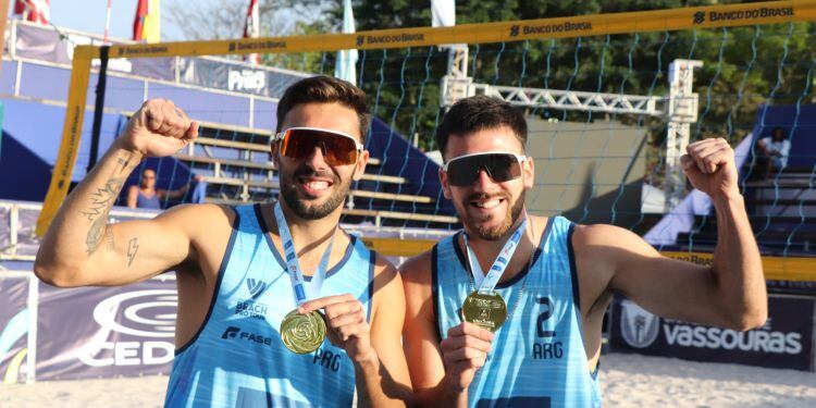 Beach volley: Los tunuyaninos, Leo Aveiro y Bautista Amieva, en setiembre pasado, se colgaron la medalla de oro, en el Future en Brasil.
