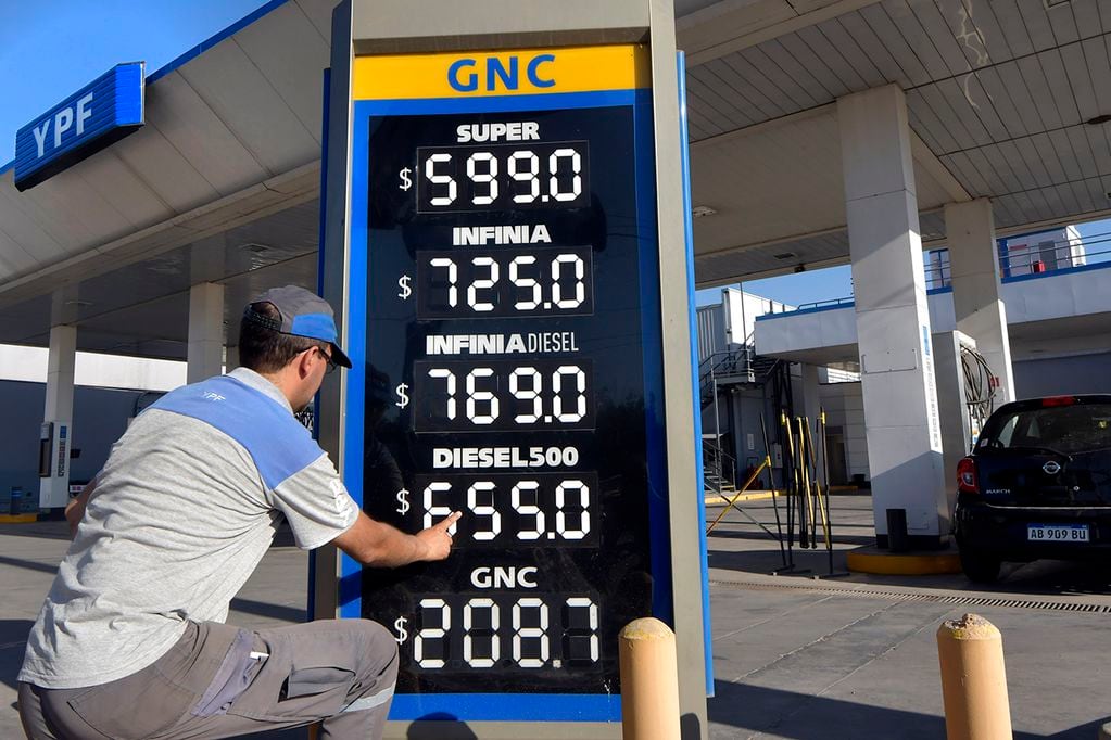 La petrolera estatal YPF siguió el aumento anticipado por Axion y Shell e incrementó también los precios de sus combustibles en las últimas horas del miércoles. Se trata de una suba de entre el 37 y 40%, según el tipo de nafta y gasoil.Foto: Orlando Pelichotti