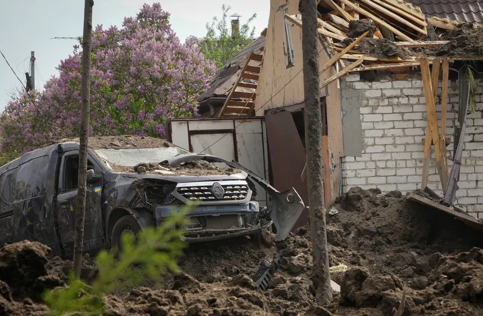 Un coche destrozado es parte del ataque perpretado por un grupo de terroristas ucranianos en territorio ruso ayer lunes 22 de mayo de 2023.