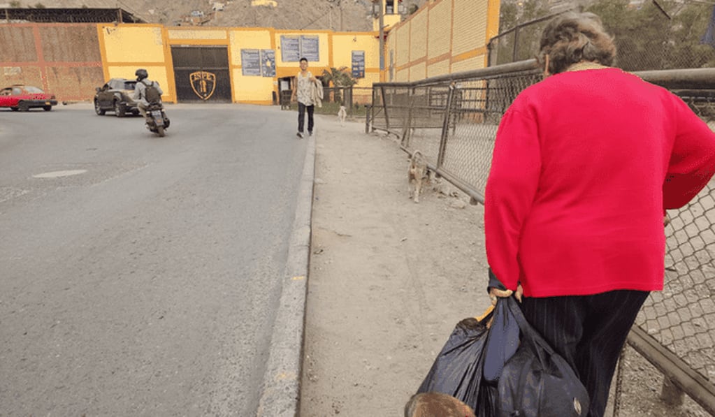 Juana, con 74 años, debe subir un cerro de más de 250 metros para ingresas a su hogar, además de ser revisada. Foto: Gentileza Diario La República