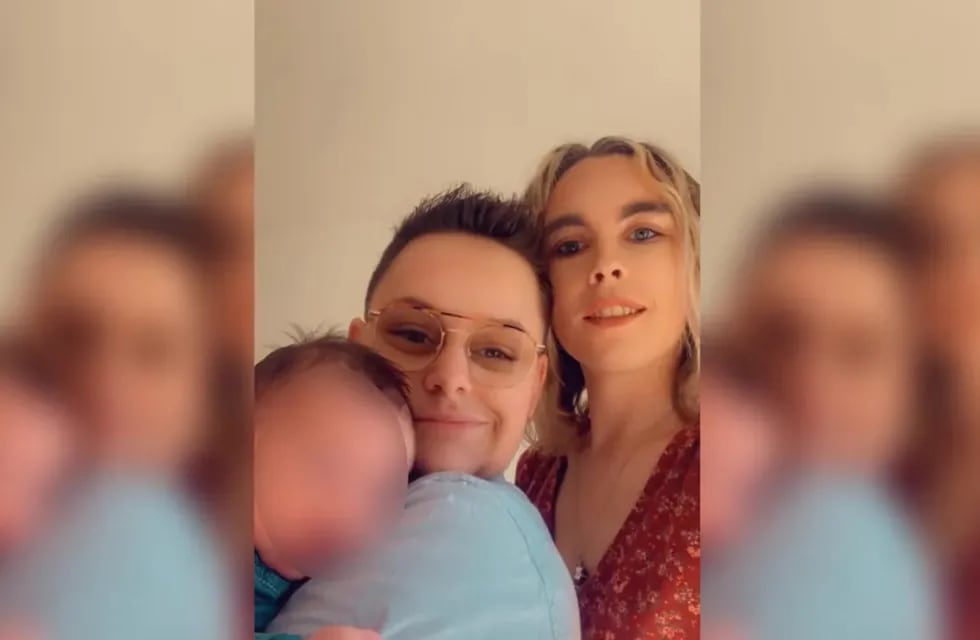 Mattéo y Victoire, la primera pareja trans en tener un hijo en Francia, con su hija Avah. Gentileza: TN.