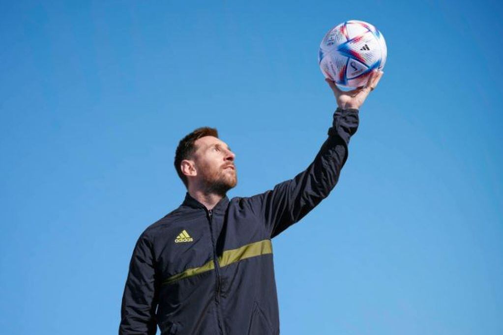 Leo Messi y la pelota del Mundial Qatar 2022. / FIFA