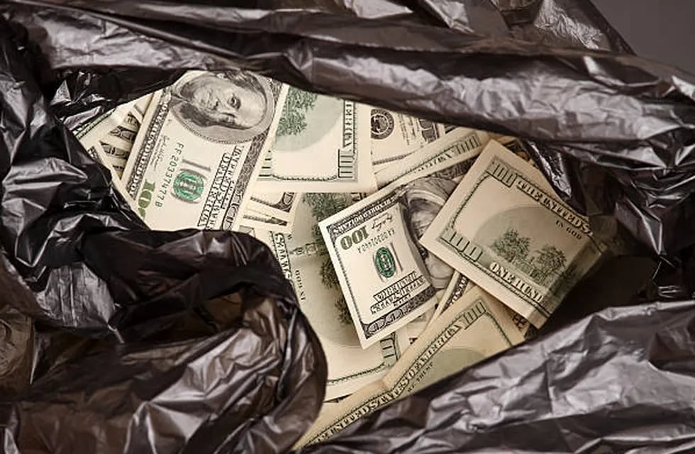 Un hombre que revolvía la basura encontró dinero y una bolsa con oro.