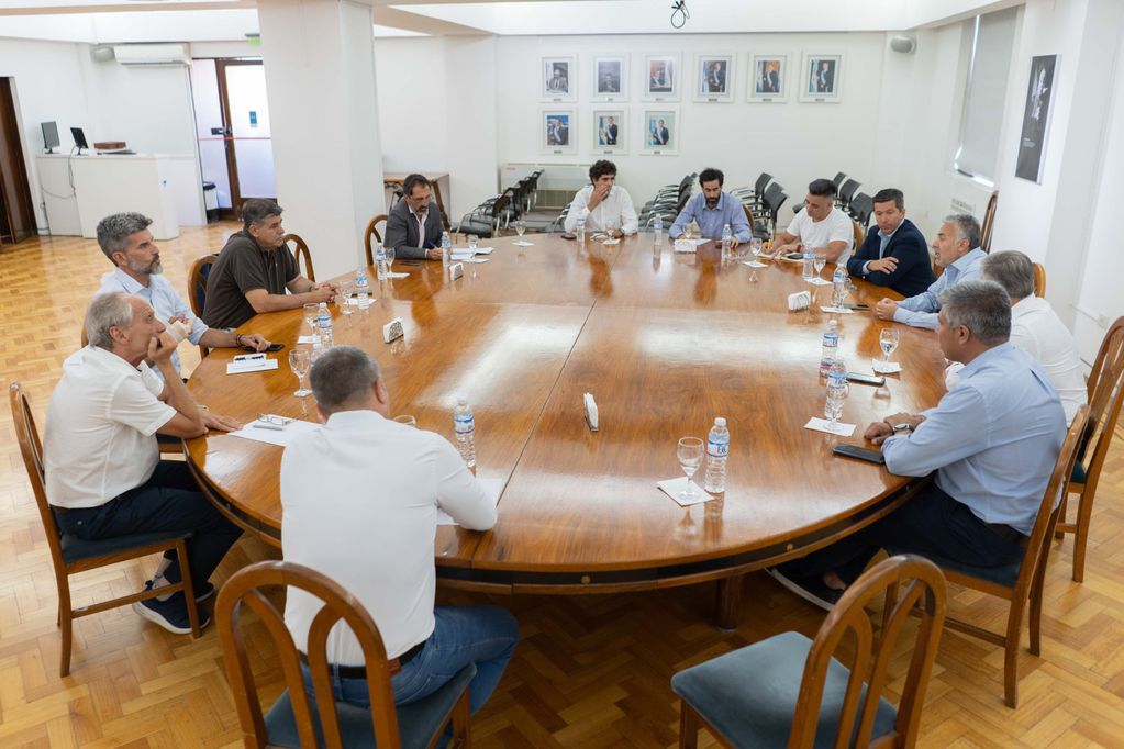 El gobernador Alfredo Cornejo y los intendentes radicales se juntaron la semana pasada en la Casa de Gobierno. Foto: Prensa Gobierno de Mendoza.