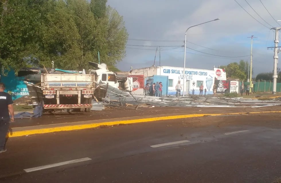 Un camión que se habría quedado sin frenos en Tupungato, chocó a una camioneta cuya conductora falleció en el lugar. Gentileza