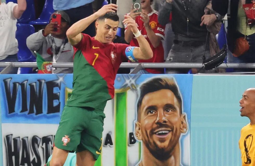 Cristiano festeja su gol ante la atenta mirada de "Leo Messi". / EFE