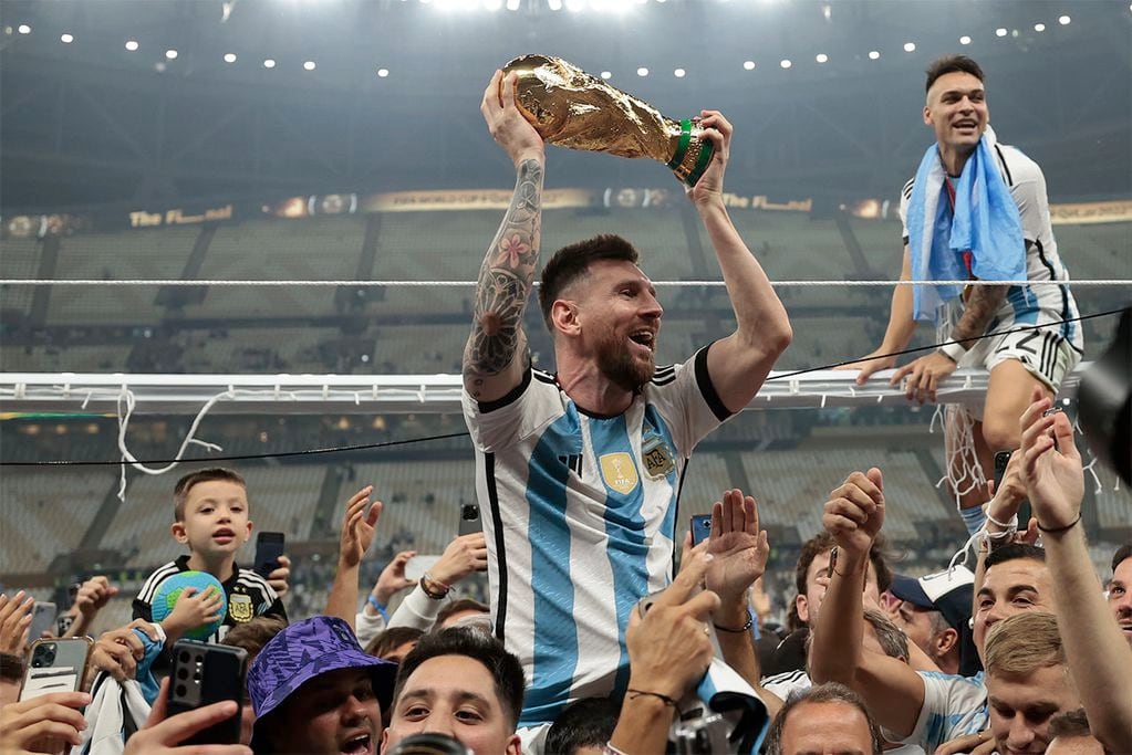 Lionel Messi exhibe la Copa mientras Lautaro Martínez celebra atrás. Felices para siempre. / EFE 