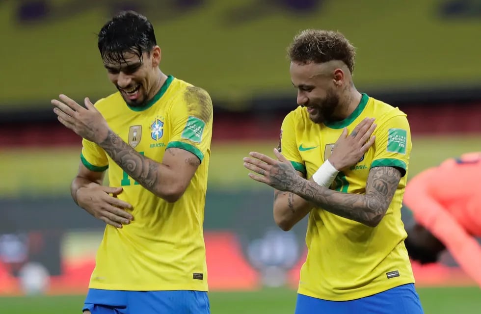 El seleccionado brasileño mantiene su liderazgo tras vencer por 2-0 a Ecuador./AP