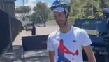 Djokovic apareció con un casco en la cabeza