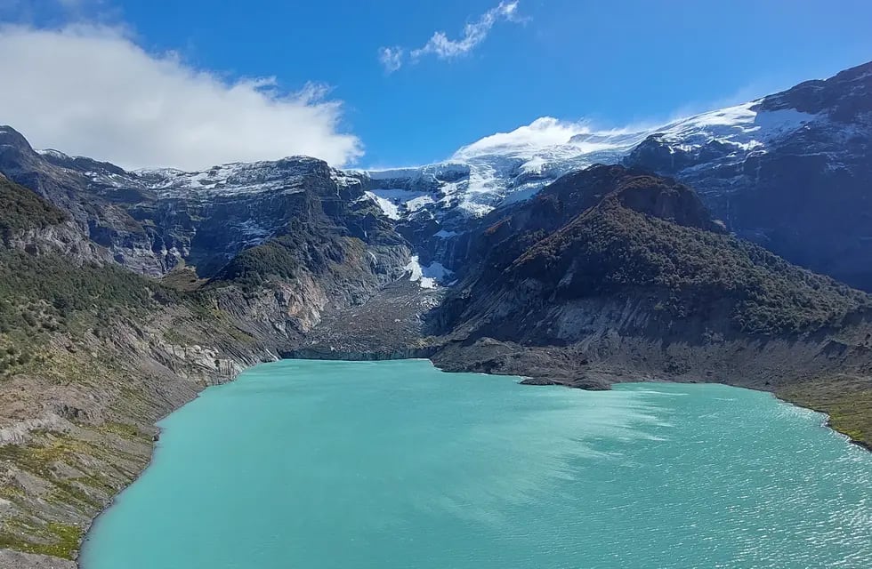 Glaciar ventisquero negro y su lago.