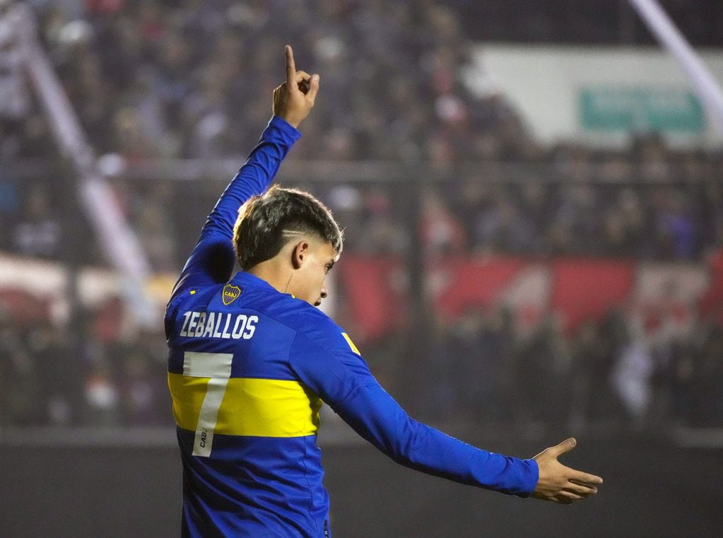 Exequiel Zeballos celebra su gol ante Barracas Central.