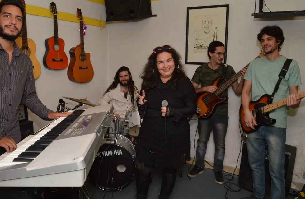 La banda mendocina Casandra Lange ofrecerá un concierto homenaje a Charly García en el Teatro Imperial de Maipú.