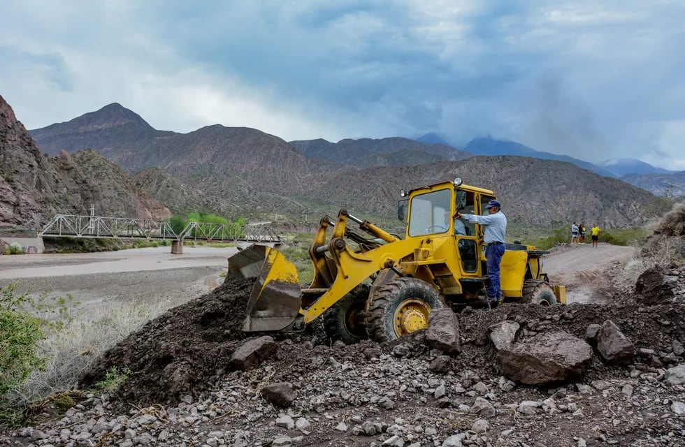 Trabajos. Una máquina debió trabajar ayer para despejar la ruta 7 en Potrerillos, que sufrió inconvenientes debido al alud provocado por las lluvias y el granizo. Foto: Nicolás Ríos / Los Andes