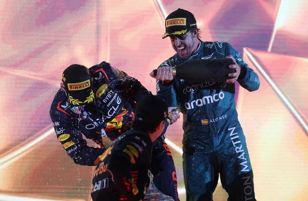 Red Bull se quedó con el Gran Premio de Bahrein gracias al triunfo de Verstappen y el segundo puesto de "Checo" Pérez.