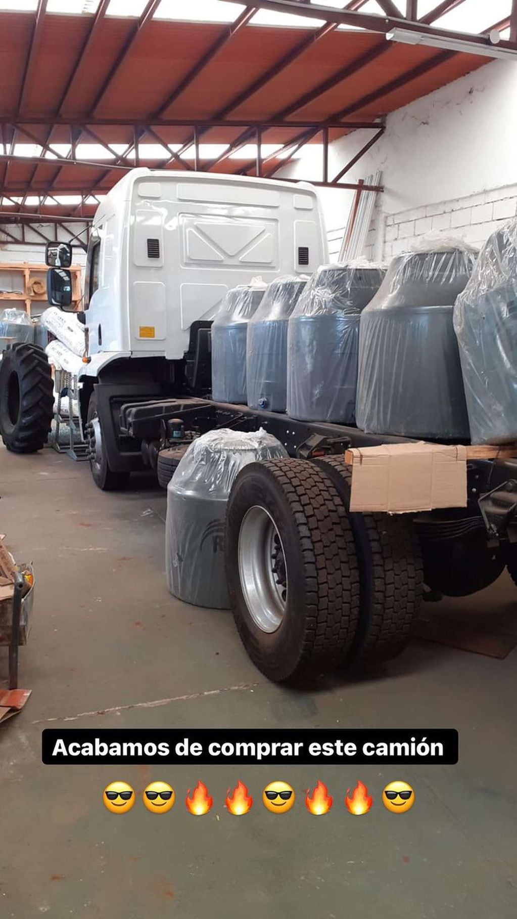 Santi Maratea mostró el primer camión para los bomberos de Corrientes comprado con el dinero de la colecta que organizó por redes. (Instagram)