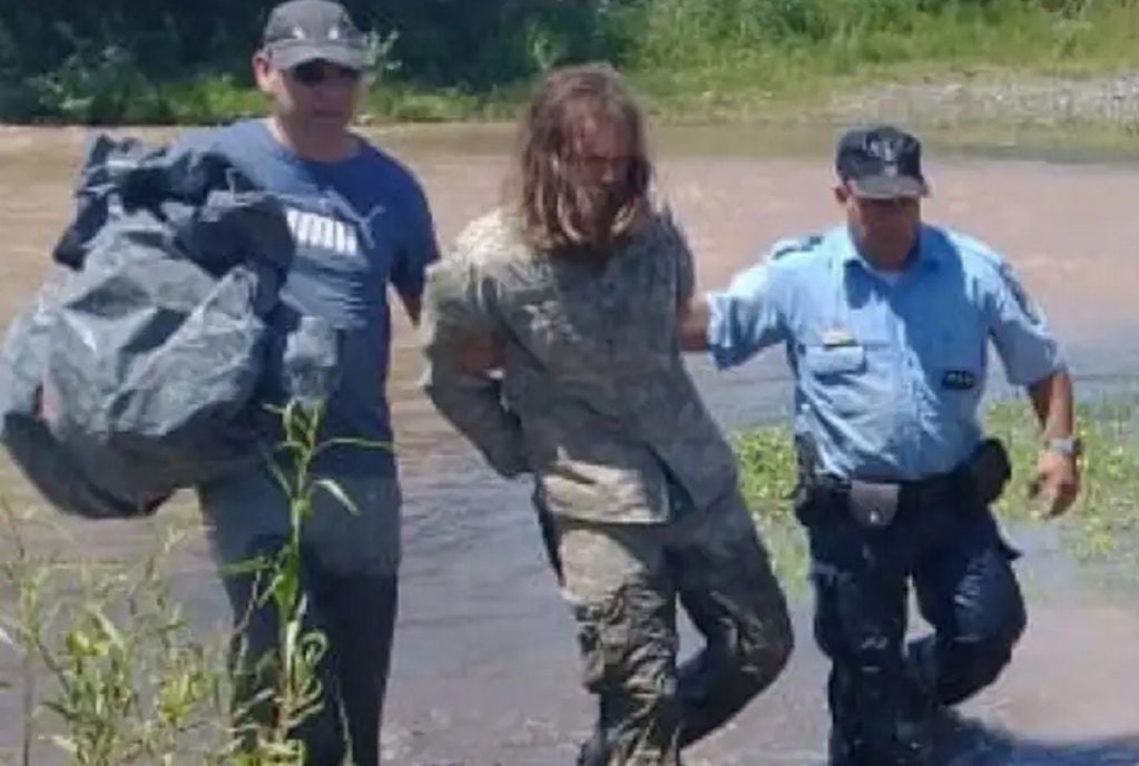 El momento en que es detenido el ciudadano ruso acusado de llevarse a su hijo de 8 años en Neuquén (Gentileza / Diario Río Negro)