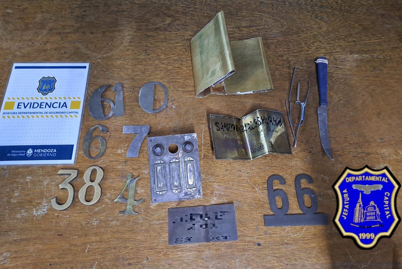 Números y placas de bronce robadas