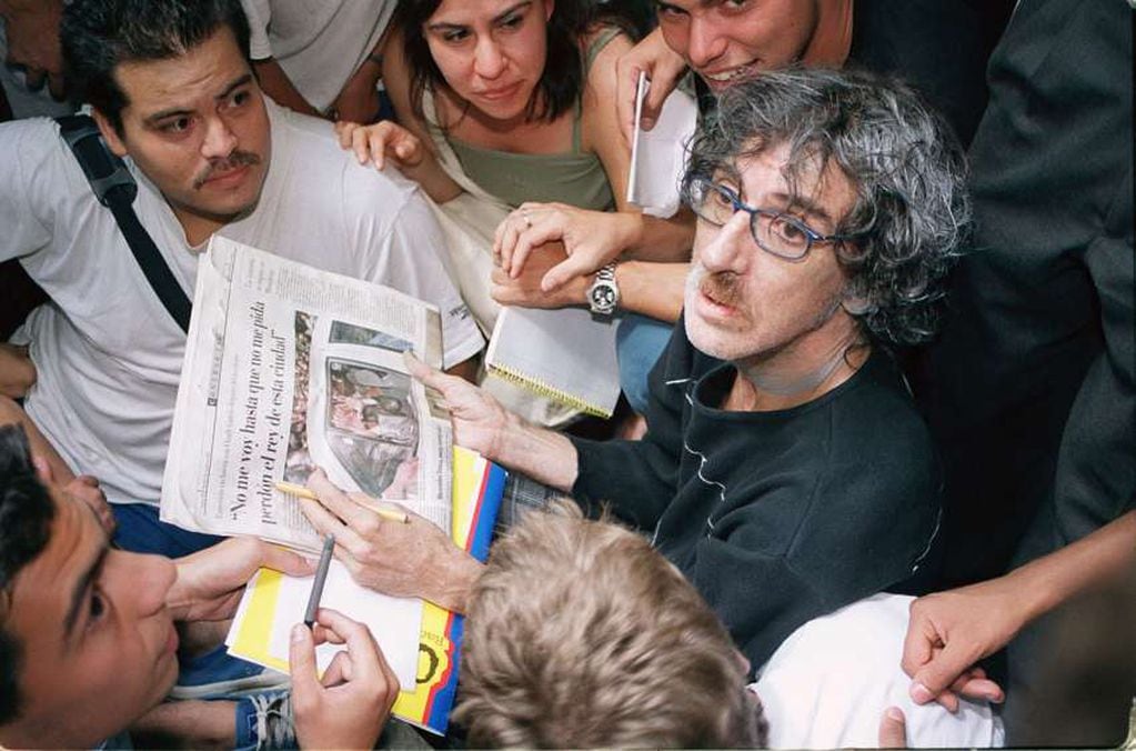 
Rodeado. Después de saltar leyó Los Andes y habló con periodistas. | Archivo / Los Andes
   