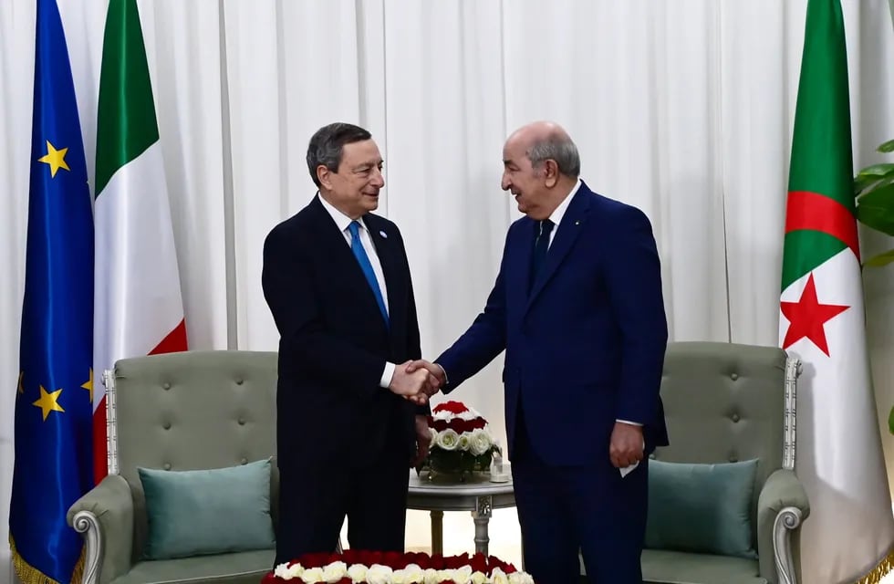 El presidente de Argelia, Abdelmadjid Tebboune, junto al primer ministro de Italia, Mario Draghi