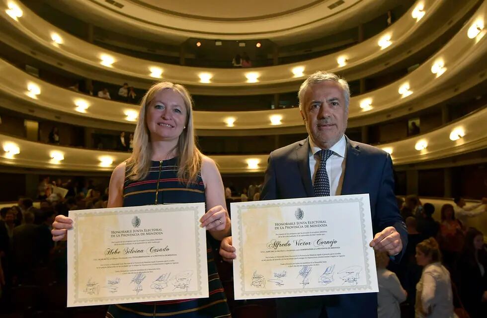 Hebe Casado y Alfredo Cornejo, la fórmula de Cambia Mendoza que ganó las elecciones provinciales, exhiben sus diplomas tras la proclamación de los candidatos electos realizada en el Teatro Independencia.