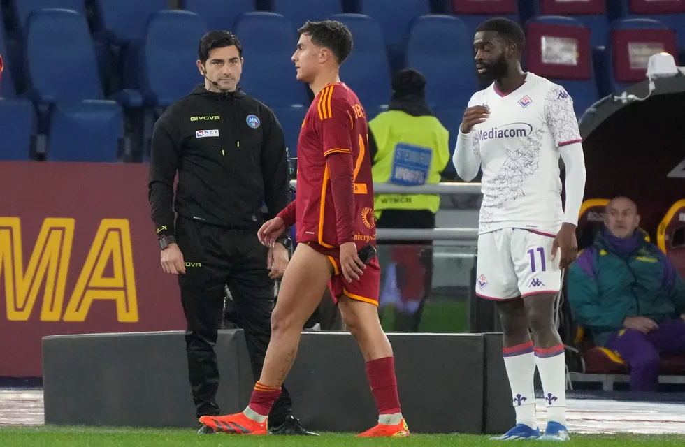 El cordobés Paulo Dybala dejó la cancha a los 23 minutos del primer tiempo en el partido que Roma juega de local ante Fiorentina. (AP)