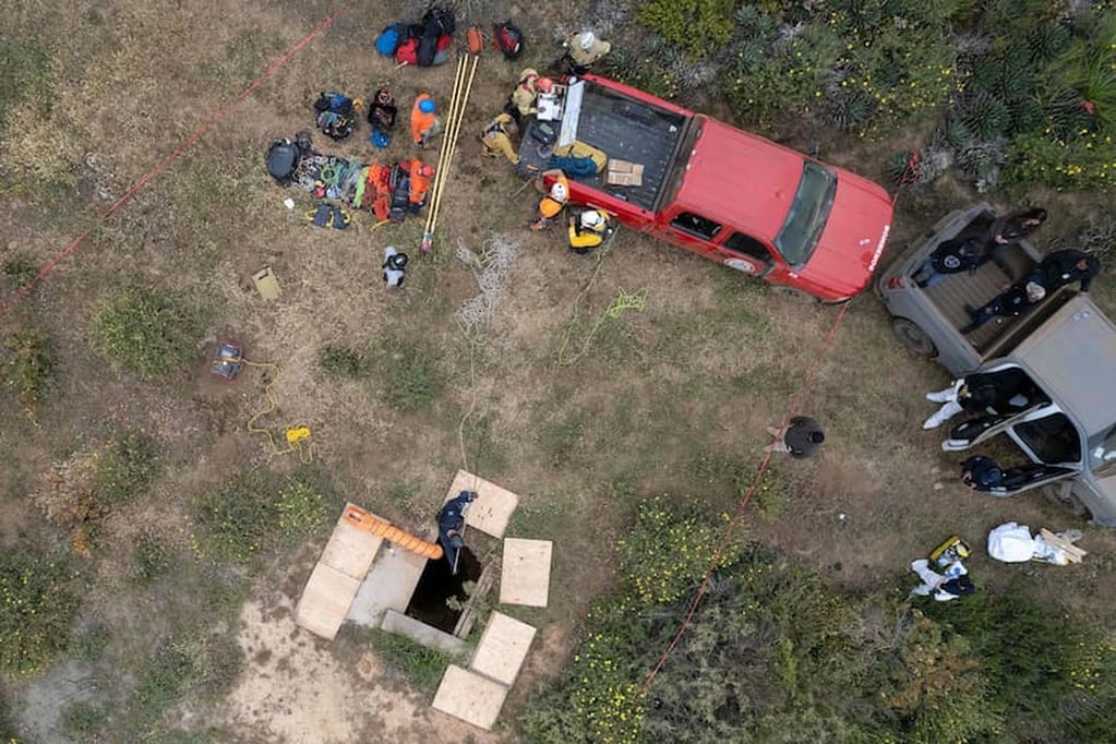 Vista aérea del pozo donde fueron hallados los cuatro cadáveres. Tres serían de los surfistas desaparecidos. Foto: La Nación