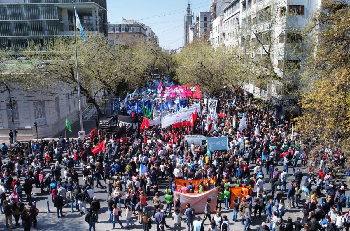 Multitudinaria manifestación en la Legislatura de Mendoza en apoyo a Cristina Kirchner. Foto: Claudio Gutiérrez / Los Andes