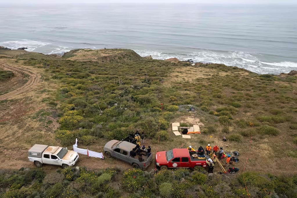 Vista aérea del pozo donde fueron hallados los cuatro cadáveres. Tres serían de los surfistas desaparecidos. Foto: La Nación