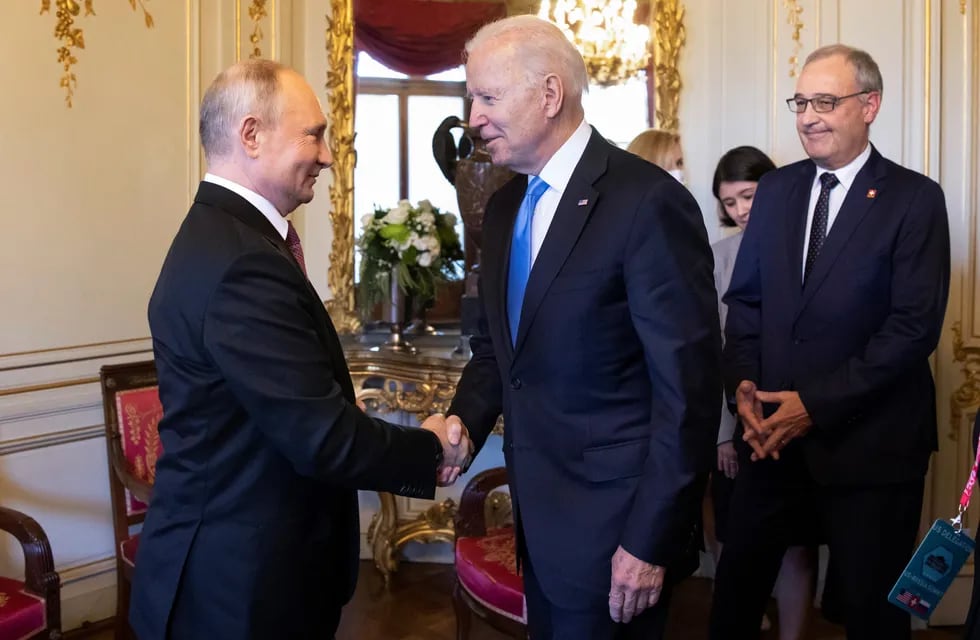 El saludo entre Vladimir Putin y Joe Biden en una reunión celebrada en Ginebra. Foto: AP