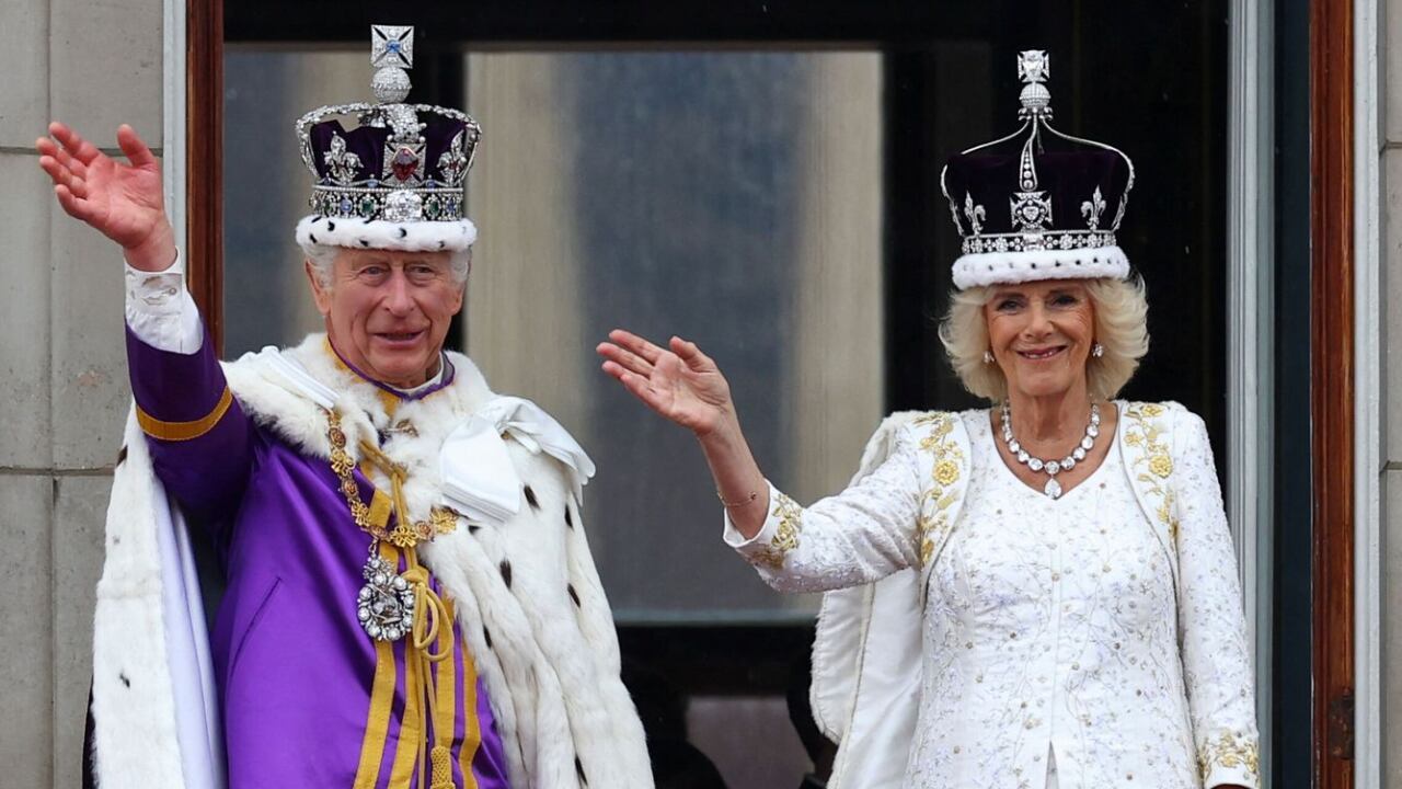 El rey Carlos III de Inglaterra junto a la reina Camila, su esposa, el día de la coronación. Gentileza: El Confidencial.