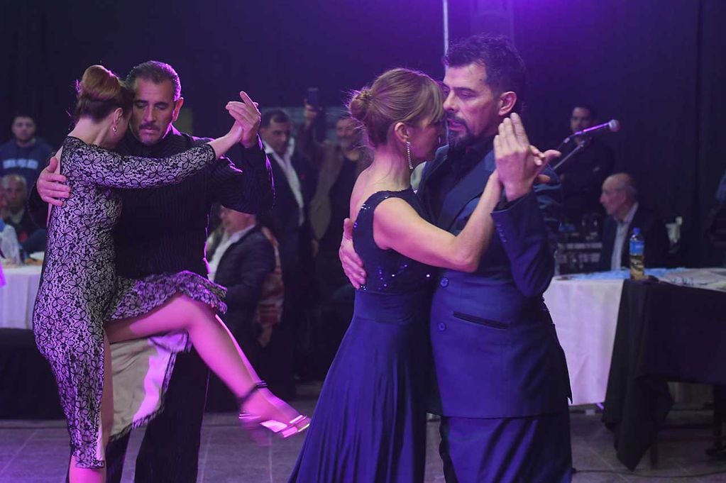 En Luján de Cuyo se realizó el preliminar mundial de tango 2023, donde las parejas ganadoras participarán en Buenos Aires para el mudial de tango.
Las parejas de baile demuestran toda su habilidad en el tango para poder pasar la evaluación del jurado.
Foto: José Gutierrez / Los Andes