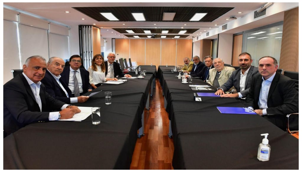 La Federación Argentina de Empleados de Comercio y Servicios (FAECYS), junto a la Cámara Argentina de Comercio (CAC), la Confederación de la Mediana Empresa (CAME) y la Unión de Entidades Comerciales (Udeca), firmaron el pasado jueves la paritaria anual (de abril 2022 a marzo 2023)