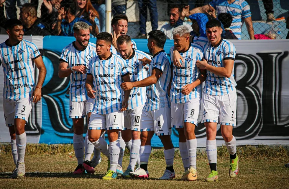 Atlético Argentino goleó 5-0 a Murialdo y es único puntero de la Zona A.