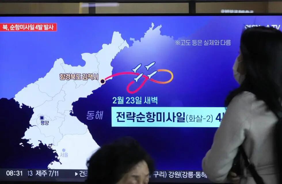 La televisión surcoreana muestra el recorrido de los 4 misiles de crucero estratégicos lanzados por Corea del Norte hacia el mar oriental.