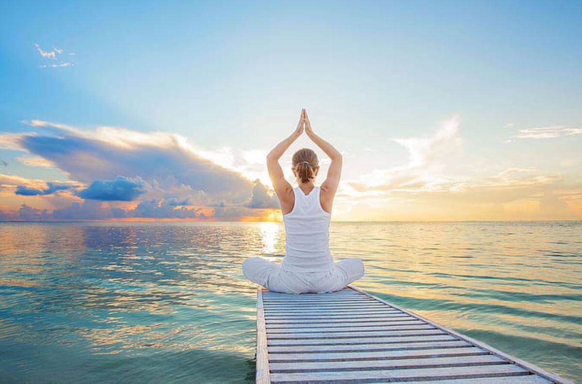 Reducir el estrés, mejorar la salud, practicar la calma y serenidad son varios de los motivos que llevan a la práctica del yoga.