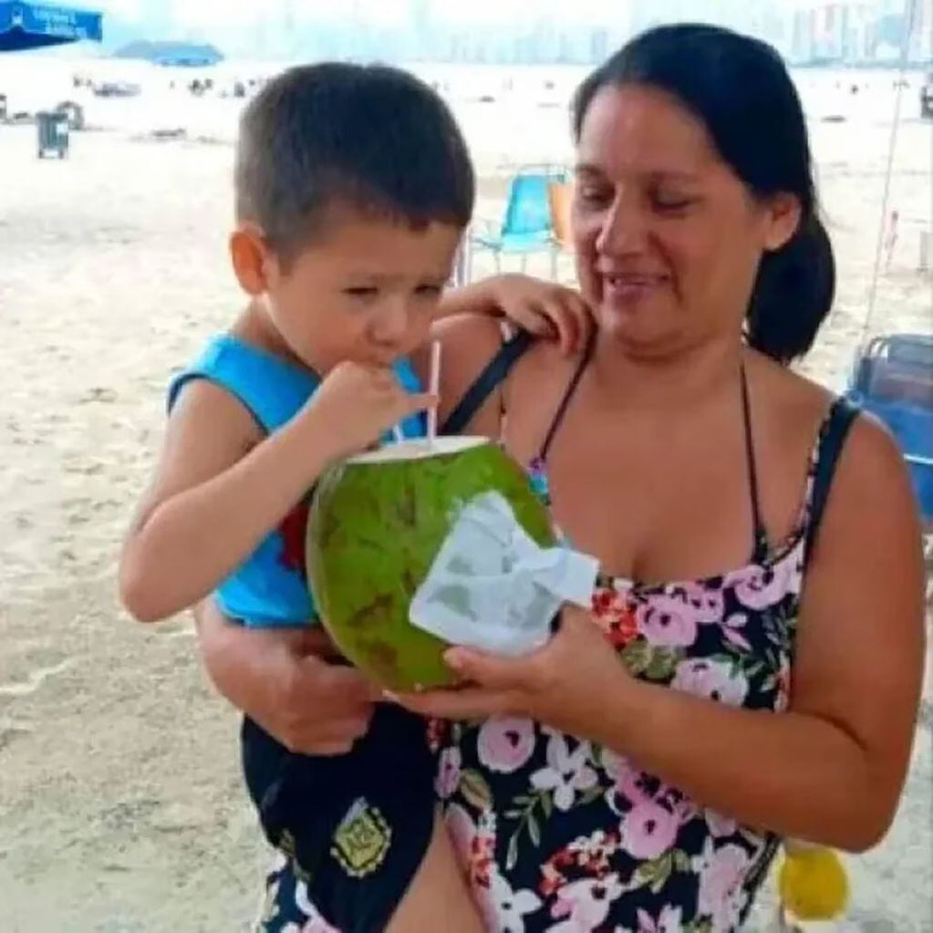 Carina Martínez (42) y su hijo David (3), ambos fallecidos en el vuelco del colectivo. Fuente: El Territorio.