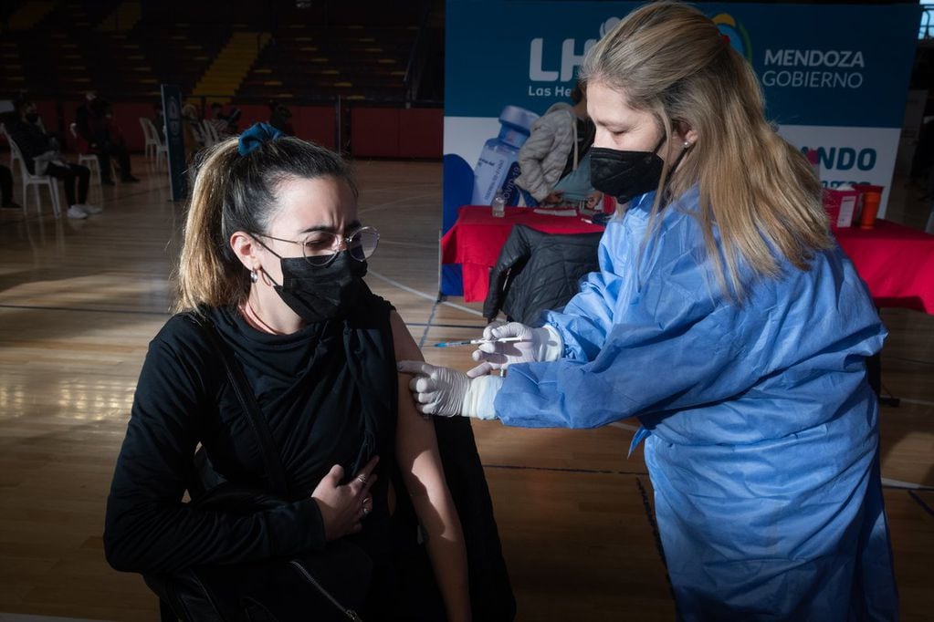 La enfermera Vanina Montiel vacuna con Sinopharm a Mariana Huerta de 21 años 
Hoy se comenzó la vacunación espontanea, todos lo que no se vacunaron pueden hacerlo sin turno y por orden de llegada.