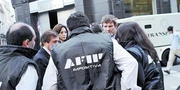 Controles. En Buenos Aires, los operativos de Afip contra “arbolitos” no se detienen el fin de semana (Clarin.com).