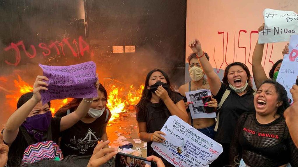La policía reprimió manifestaciones en contra de los femicidios ocurridos en Cancún.