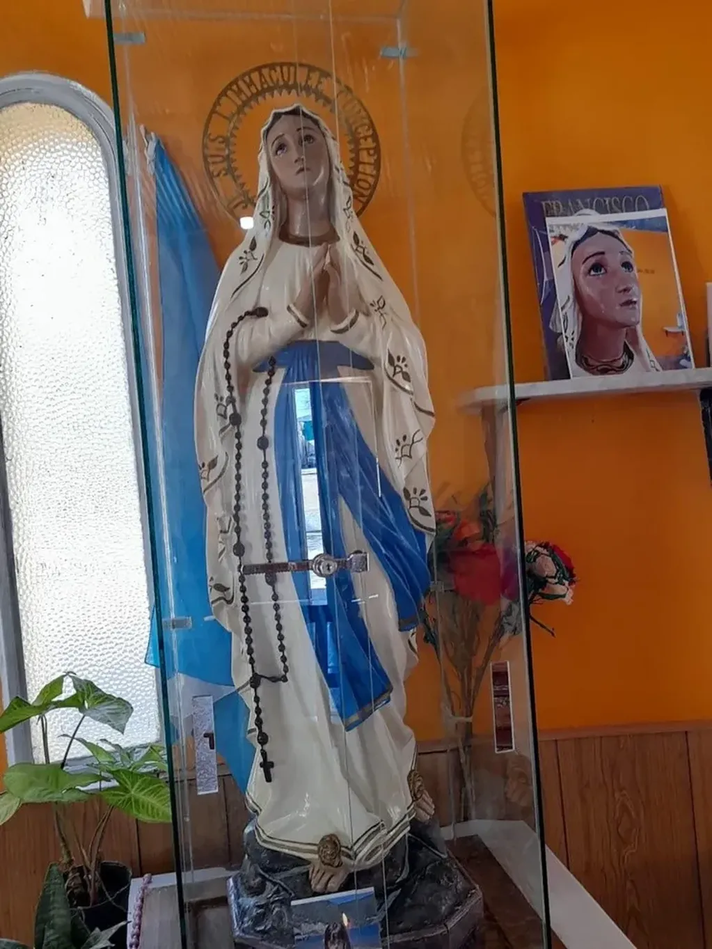 Así se ve la vírgen de 1.20 metros exhibida en la capilla de Vinará, Santiago del Estero. Foto: web