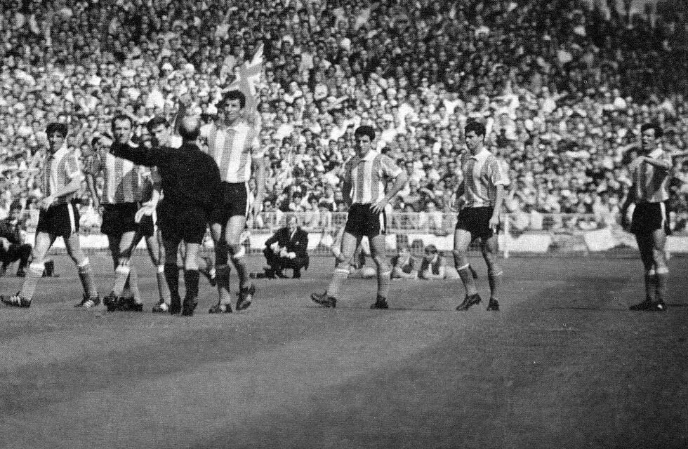 Expulsión de Rattín, en el Mundial de 1966 ante Inglaterra. / Gentileza.