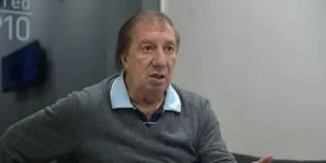 El ex DT, ganador del Mundial 1986, analizó el presente del elenco de Sampaoli y habló sobre Leo Messi. 